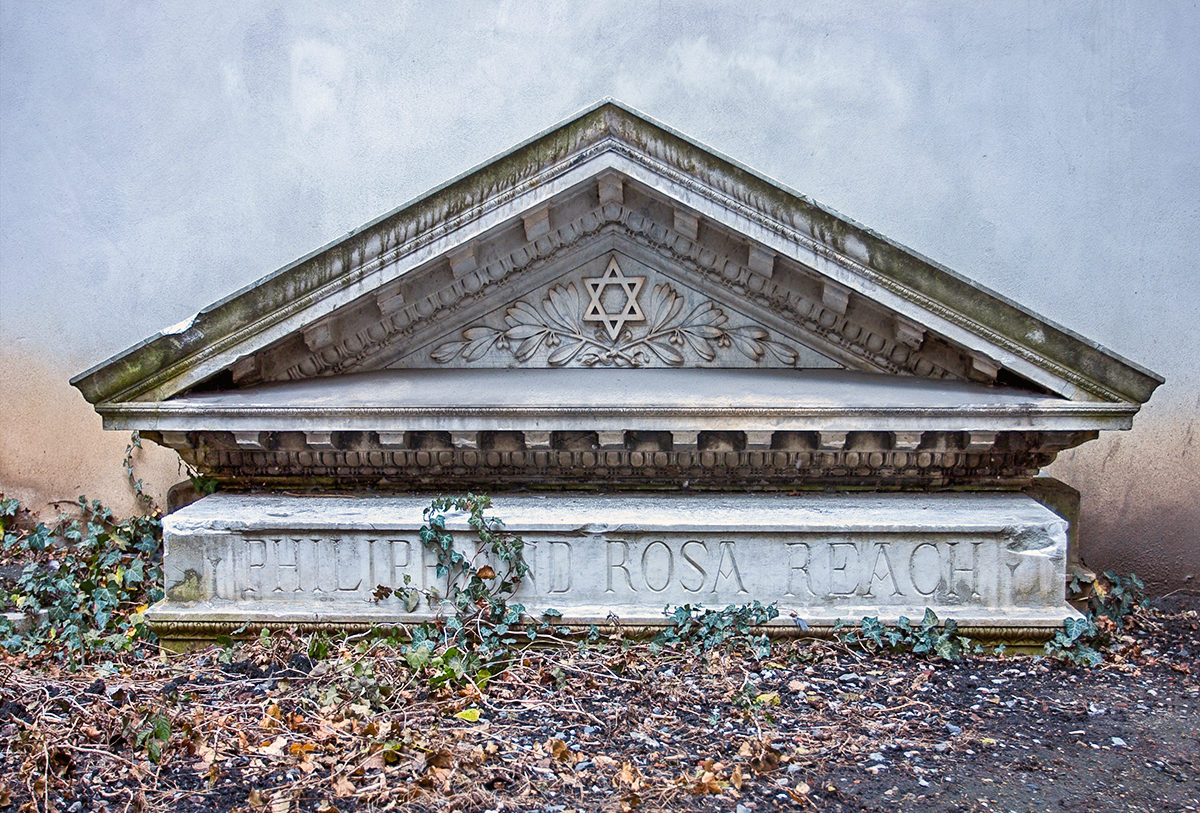 Надгробная плита на кладбище
